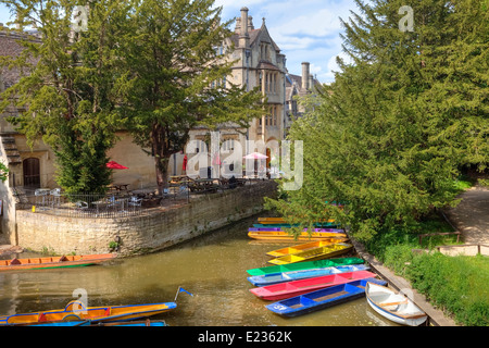 Magdalen Bridge, Bootfahren, Oxford, Oxfordshire, England, Vereinigtes Königreich Stockfoto