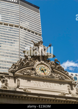 Skulptur und Uhr, Grand Central Terminal, NYC, USA Stockfoto