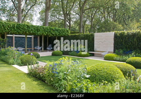 Der Telegraph-Garten, entworfen von Tommaso del Buono und Paul Gazerwitz im RHS Chelsea Flower Show. Stockfoto