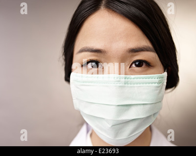 Frau mit Maske Stockfoto