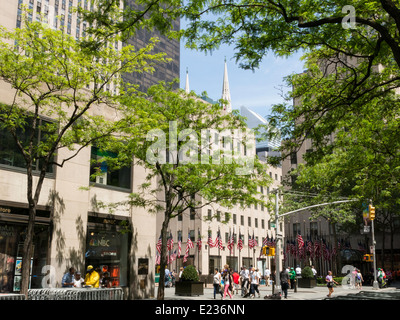 Ansicht des Rockefeller Center Plaza von W. 49th Street, NYC Stockfoto