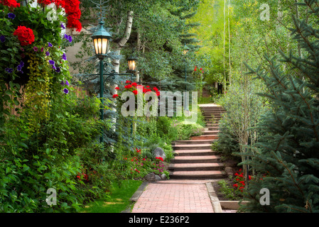 Weg im Garten in Vail Village, Vail, Colorado Stockfoto