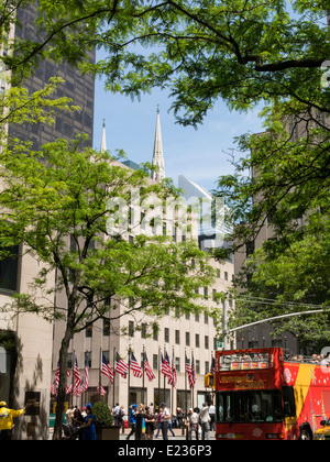 Ansicht des Rockefeller Center Plaza von W. 49th Street, NYC Stockfoto