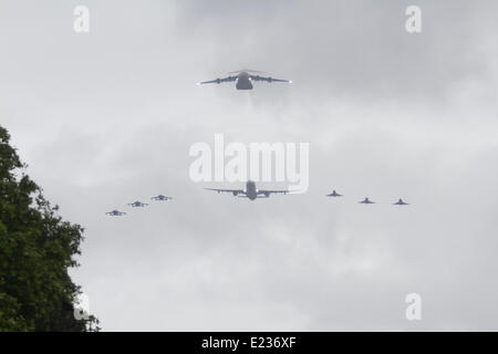 London UK. 14. Juni 2014.  Eine militärische Überflug erfolgt über Buckingham Palace Ehrung den Königinnentag Credit: Amer Ghazzal/Alamy Live-Nachrichten