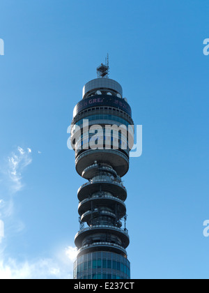 Das Oberteil der Telekom Turm vor blauem Himmel mit weißen Wolken Stockfoto