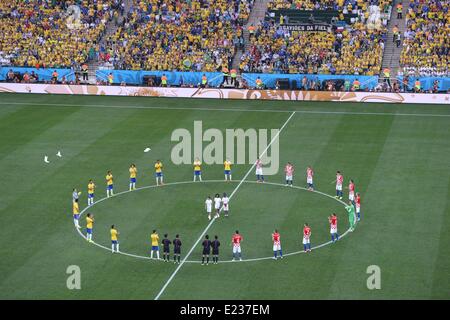 Sao Paulo, Brasilien. 12. Juni 2014. Zwei Team Gruppe Fußball: Schiedsrichter und Brasilien und Kroatien Spieler stehen um den Mittelkreis wie Tauben freigegeben werden, bevor die FIFA World Cup Brasilien 2014 Gruppe A match zwischen Brasilien 3: 1 Kroatien bei Arena de Sao Paulo in Sao Paulo, Brasilien. © Fernen Osten Presse/AFLO/Alamy Live-Nachrichten Stockfoto