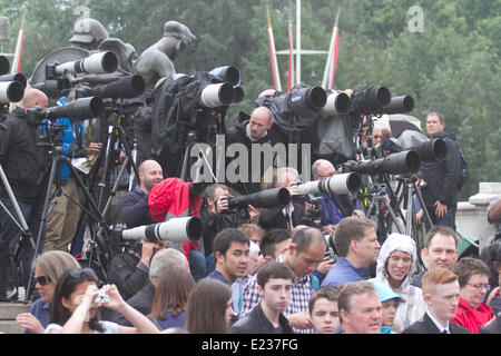 London UK. 14. Juni 2014. Pressefotografen trainieren ihre Tele Kameras für ihre Majestät Königin Elizabeth II und Mitglieder der königlichen Familie auf dem Balkon des Buckingham Palac Credit erscheinen: Amer Ghazzal/Alamy Live-Nachrichten Stockfoto