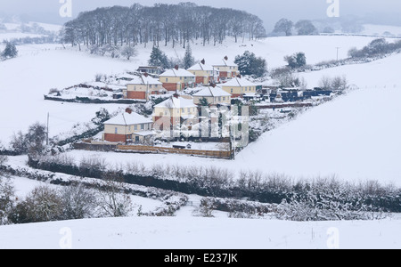 Kleinen Gruppe von Häusern, die durch Schnee im Laufe Stowey, Quantock Hills, Somerset isoliert. Stockfoto