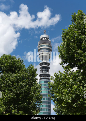 Telekom-Turm vor blauem Himmel mit weißen Wolken und Bäume Stockfoto