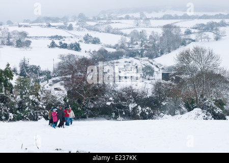 Blick von Nether Stowey Burg über Schnee bedeckt Umland. Eine Familiengruppe Pose für ein Foto. Stockfoto