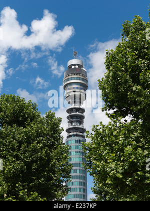 Telekom-Turm vor blauem Himmel mit weißen Wolken und Bäume Stockfoto