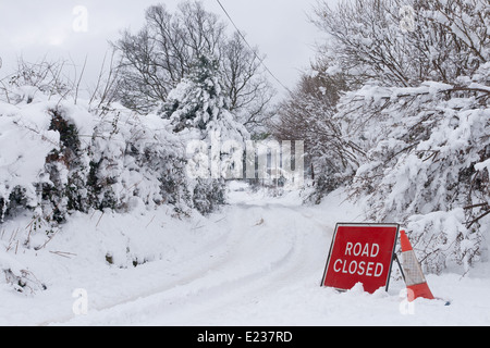 Straße führt zum Seitenanfang Quantock Hills wegen Schnee geschlossen. Stockfoto