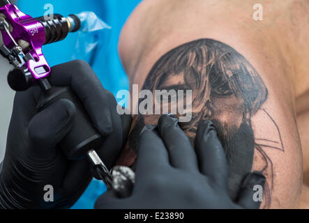 Kurt Cobain-Fan mit Bein tätowiert auf The North East Tattoo Expo an der Arc in Stockton on Tees, Nord-Ost-England, UK Stockfoto