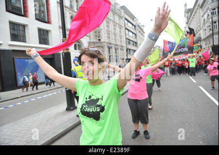 Piccadilly, London, UK. 14. Juni 2014. Der Jesus Army marschieren durch die Londoner und enden mit einer Kundgebung auf dem Trafalgar Square. Bildnachweis: Matthew Chattle/Alamy Live-Nachrichten Stockfoto