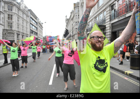 Piccadilly, London, UK. 14. Juni 2014. Der Jesus Army marschieren durch die Londoner und enden mit einer Kundgebung auf dem Trafalgar Square. Bildnachweis: Matthew Chattle/Alamy Live-Nachrichten Stockfoto