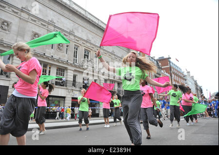 Piccadilly, London, UK. 14. Juni 2014. Der Jesus Army marschieren durch die Londoner und enden mit einer Kundgebung auf dem Trafalgar Square. Bildnachweis: Matthew Chattle/Alamy Live-Nachrichten Stockfoto