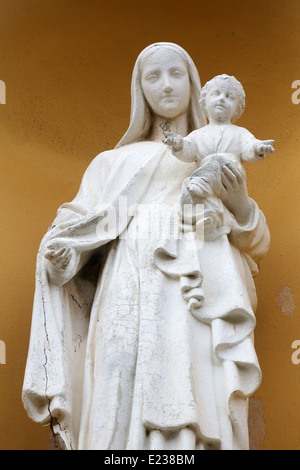 Jungfrau Maria mit dem Jesuskind, Portal der Kirche von St. Jakobus der ältere in Porto Azzurro, Elba, Italien Stockfoto