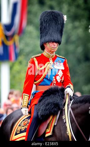 London, Großbritannien. 14. Juni 2014. Besuchen Sie Charles, Prinz von Wales im Vereinigten Königreich die Queen Geburtstag Parade Trooping die Farbe in London, Vereinigtes Königreich, 14. Juni 2014. Die königliche Uhr fliegen Vergangenheit nach der Parade auf dem Balkon des Buckingham Palace. Foto: Patrick van Katwijk - NO WIRE SERVICE/Alamy Live News Stockfoto