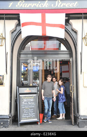 Piccadilly Circus, London, UK. 14. Juni 2014. England-Team Fußball Fahne über einem Pub-Tür. Bildnachweis: Matthew Chattle/Alamy Live-Nachrichten Stockfoto