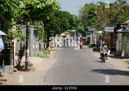 Indonesien, Insel Lombok. Typische Dorfstraße mit Pferdewagen. Stockfoto