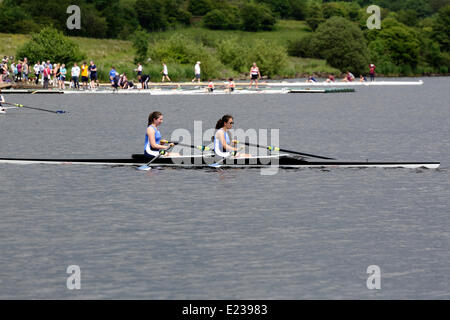 Lochwinnoch, Renfrewshire, Schottland, Samstag, 14. Juni 2014. Die Burg Semple Rowing Club Regatta ist das größte eintägige Regatta in Schottland und findet im Schloss Semple Loch Visitor Centre in Lochwinnoch innerhalb von Clyde Muirshiel Regional Park Credit: Kenny Williamson / Alamy Live News Stockfoto