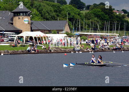 Castle Semple Visitor Centre, Lochwinnoch, Renfrewshire, Schottland, Großbritannien, Samstag, 14. Juni 2014. Die Castle Semple Rowing Club Regatta ist die größte eintägige Regatta in Schottland und wird am Castle Semple Loch im Clyde Muirshiel Regional Park abgehalten Stockfoto