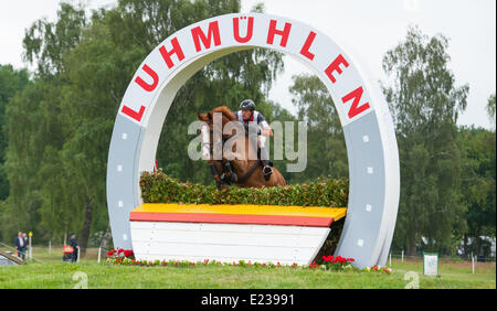 Deutsche Vielseitigkeits-Reiter Kai Rueder springt über ein Hindernis auf seinem Pferd Gryffindor während der Langlauf-Event in Luhmuehlen, Deutschland, 14. Juni 2014. Winter starb nach einem Sturz von seinem Pferd während der Langlaufen-Events. Die Organisatoren angekündigt, Winter seinen Kopfverletzungen erlegen. Foto: PHILIPP SCHULZE/DPA Stockfoto