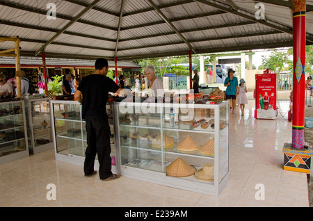 Indonesien, Insel Lombok, Gunnungsari. Sesela Kunstmarkt aka Pasar Seni Sesela, beliebtes Handwerk Dorfmarkt. Stockfoto