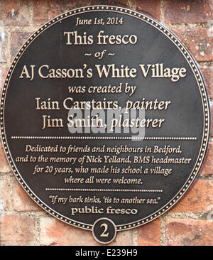 Bedford, UK. 14. Juni 2014. Künstler Iain Carstairs hat gerade sein neueste Werk - ein riesiges Fresko an der Seite seines Hauses vorgestellt.  Das Kunstwerk basierend auf kanadischen Künstlers AJ Casson "weiße Dorf" jetzt ziert die Außenwand seines bescheidenen Ende Reihenhaus in Bedford. Es ist das zweite Fresko der Künstler gemalt hat - die erste war am Ende des Jahres 2012 vor einem Café in der Stadt abgeschlossen. Kredit-14. Juni 2014: KEITH MAYHEW/Alamy Live-Nachrichten Stockfoto