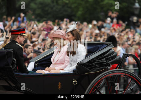 Camilla, Herzogin von Cornwall, Catherine, Herzogin von Cambridge & Prinz Harry, Trooping die Farbe 2014 für Geburtstag der Königin. Stockfoto