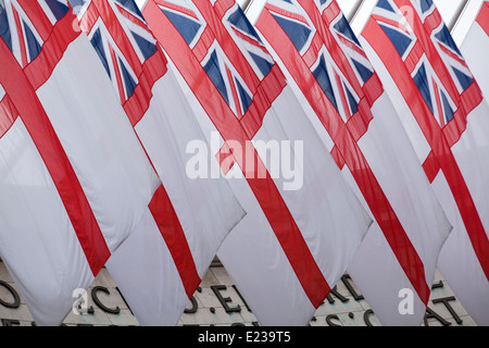 Saint Georges Flagge mit dem Union Jack fliegen in Admiralty Arch London zu Ehren der Royal Wedding Stockfoto