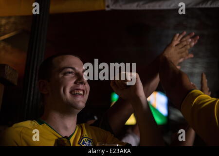 Austin, Texas, USA. 12. Juni 2014. Ventilatoren in Austin Tag eines der WM-Spiele zu genießen. © Sandra Dahdah/ZUMA Wire/ZUMAPRESS.com/Alamy Live-Nachrichten Stockfoto