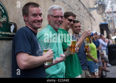 Austin, Texas, USA. 12. Juni 2014. Ventilatoren in Austin Tag eines der WM-Spiele zu genießen. © Sandra Dahdah/ZUMA Wire/ZUMAPRESS.com/Alamy Live-Nachrichten Stockfoto