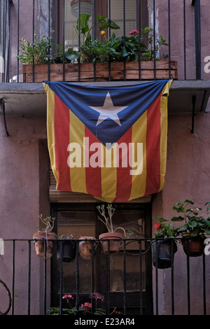 Die katalanische Flagge erhängt in einem Balkon der Provinz Lleida auf den westlichen Teil der autonomen Gemeinschaft Katalonien Spanien Stockfoto