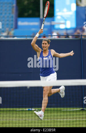 Eastbourne, Vereinigtes Königreich. 14. Juni 2014. Aegon International Paula Ormaechea (ARG) Niederlagen Virginie Razzano (FRA) in ihrem berechtigten Spiel durch eine Kerbe 7: 6, 6: 4 bei der Devonshire Park Credit: Action Plus Sport/Alamy Live News Stockfoto