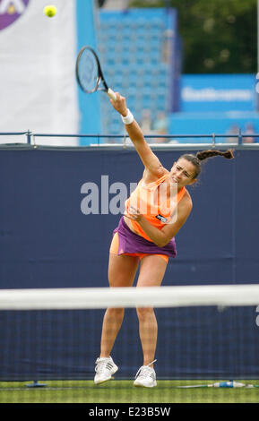 Eastbourne, Vereinigtes Königreich. 14. Juni 2014. Aegon International Paula Ormaechea (ARG) Niederlagen Virginie Razzano (FRA) in ihrem berechtigten Spiel durch eine Kerbe 7: 6, 6: 4 bei der Devonshire Park Credit: Action Plus Sport/Alamy Live News Stockfoto