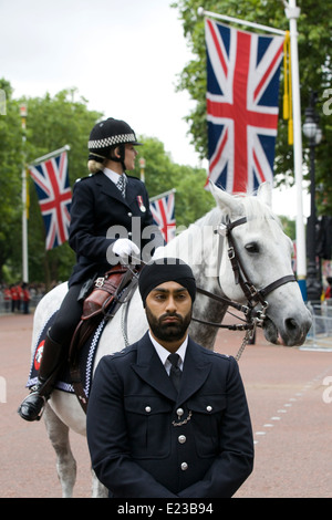 Polizisten bewachen die Mall in London England für Trooping die Farbe hinter einem Sikh Polizisten montiert Stockfoto