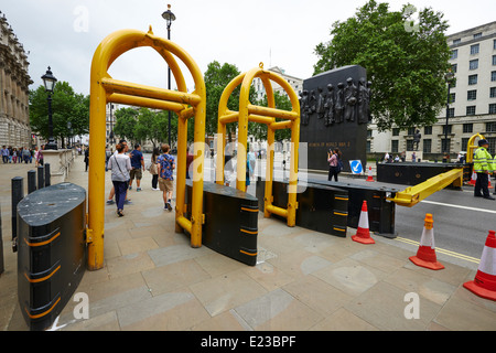 Polizei Straße Barriere Whitehall Westminster London UK Stockfoto