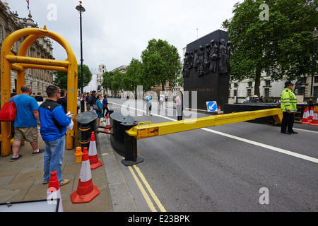 Polizei Straße Barriere Whitehall Westminster London UK Stockfoto