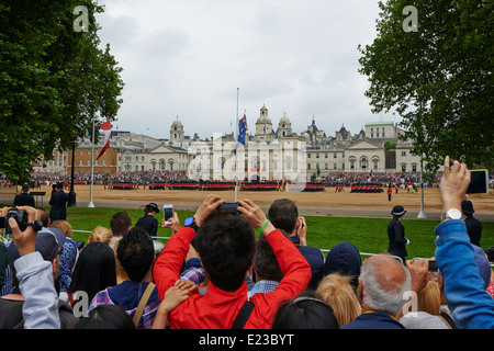 Kundenansturm zu beobachten und Fotografieren in der Trooping die Farbe von Horse Guards Parade London UK Stockfoto