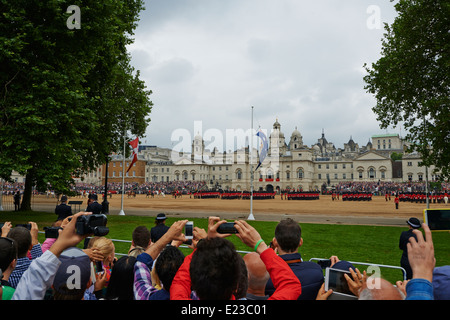 Kundenansturm zu beobachten und Fotografieren in der Trooping die Farbe von Horse Guards Parade London UK Stockfoto