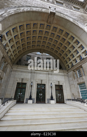 Eingang zur Themse Haus Sitz des MI5 oder Security Service Westminster London UK Stockfoto