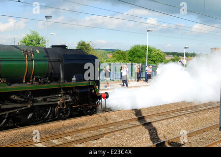 Retford, Norden Nottinghamshire, UK. 14. Juni 2014. Dampfmaschine 34046 Braunton nimmt Wasser an Retford Station auf dem Weg von York nach London. Bildnachweis: Ian Francis/Alamy Live-Nachrichten Stockfoto