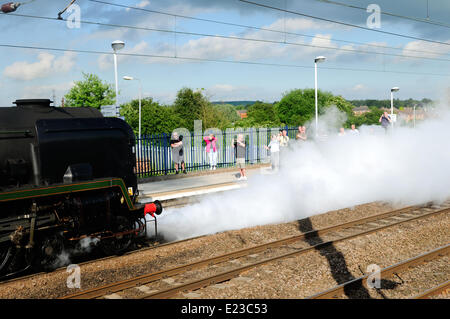 Retford, Norden Nottinghamshire, UK. 14. Juni 2014. Dampfmaschine 34046 Braunton nimmt Wasser an Retford Station auf dem Weg von York nach London. Bildnachweis: Ian Francis/Alamy Live-Nachrichten Stockfoto