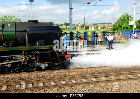 Retford, Norden Nottinghamshire, UK. 14. Juni 2014. Dampfmaschine 34046 Braunton nimmt Wasser an Retford Station auf dem Weg von York nach London. Bildnachweis: Ian Francis/Alamy Live-Nachrichten Stockfoto