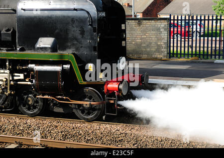 Retford, Norden Nottinghamshire, UK. 14. Juni 2014. Dampfmaschine 34046 Braunton nimmt Wasser an Retford Station auf dem Weg von York nach London. Bildnachweis: Ian Francis/Alamy Live-Nachrichten Stockfoto