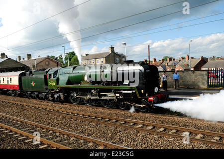 Retford, Norden Nottinghamshire, UK. 14. Juni 2014. Dampfmaschine 34046 Braunton nimmt Wasser an Retford Station auf dem Weg von York nach London. Bildnachweis: Ian Francis/Alamy Live-Nachrichten Stockfoto