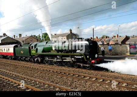 Retford, Norden Nottinghamshire, UK. 14. Juni 2014. Dampfmaschine 34046 Braunton nimmt Wasser an Retford Station auf dem Weg von York nach London. Bildnachweis: Ian Francis/Alamy Live-Nachrichten Stockfoto