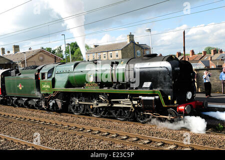 Retford, Norden Nottinghamshire, UK. 14. Juni 2014. Dampfmaschine 34046 Braunton nimmt Wasser an Retford Station auf dem Weg von York nach London. Bildnachweis: Ian Francis/Alamy Live-Nachrichten Stockfoto