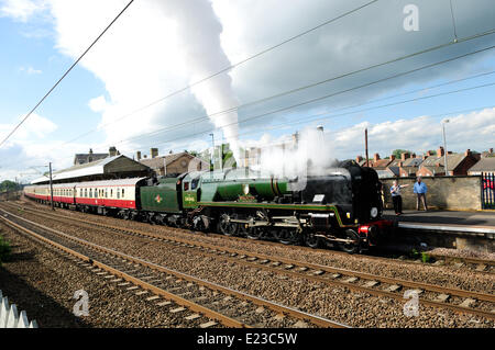 Retford, Norden Nottinghamshire, UK. 14. Juni 2014. Dampfmaschine 34046 Braunton nimmt Wasser an Retford Station auf dem Weg von York nach London. Bildnachweis: Ian Francis/Alamy Live-Nachrichten Stockfoto